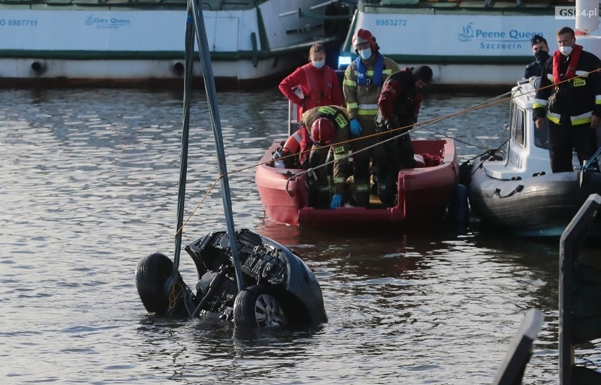 Tragiczny wypadek w Szczecinie. Samochód wjechał do Odry, w środku ciało mężczyzny. Prokuratura wyjaśnia sprawę - 23.10.2020