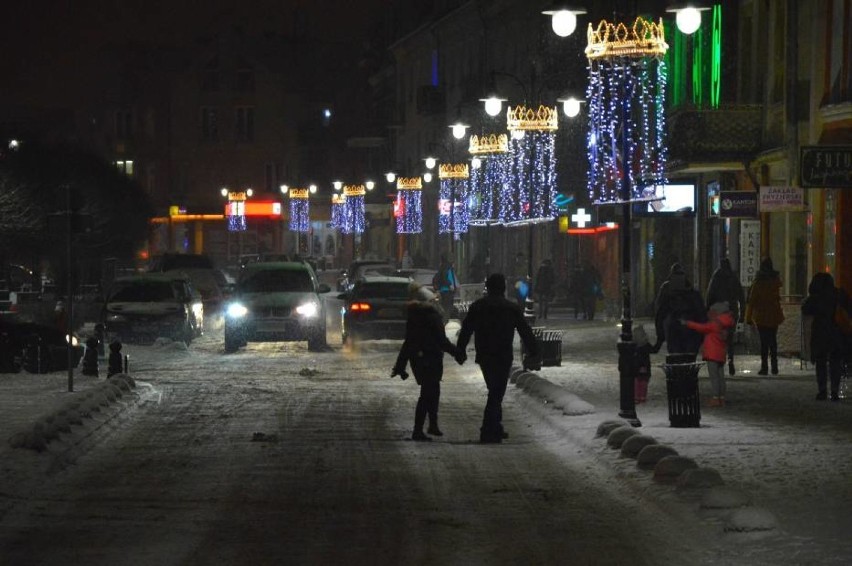 Malbork. Iluminacja świąteczna na ulicach dodaje blasku miastu. Sprawdziliśmy, kiedy rozbłysną wszystkie malborskie świecidełka