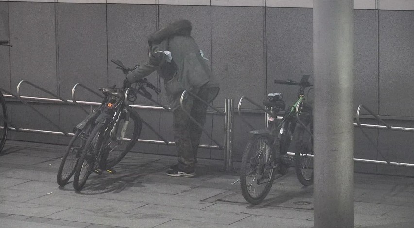 Chodził po Krakowie i kradł części z rowerów. Nagrały go kamery