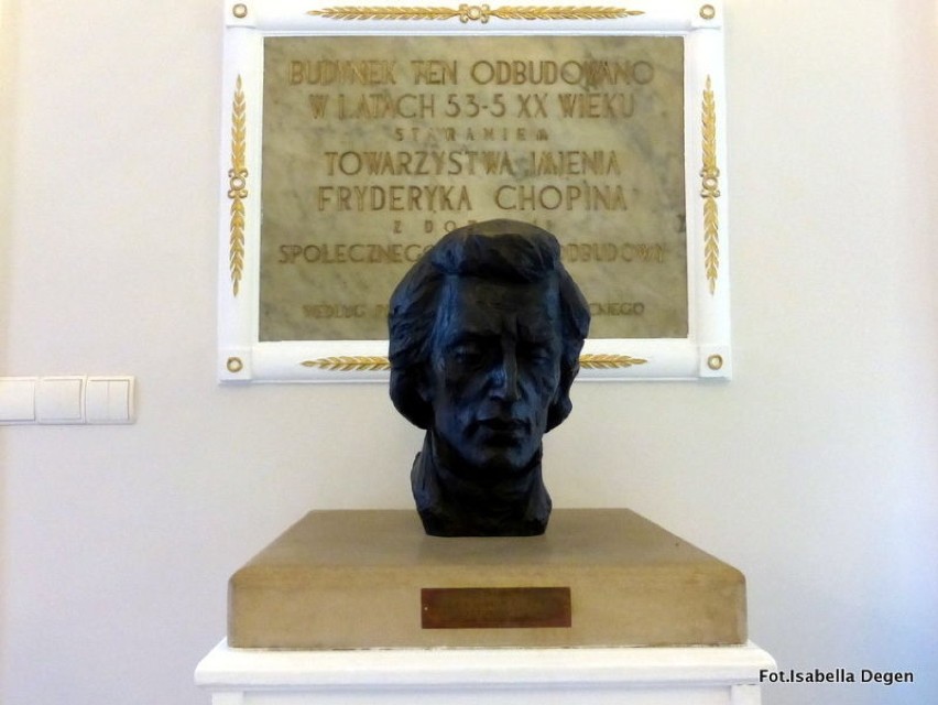 Tablica pamiątkowa w Dworku Chopina. Fot.Isabella Degen