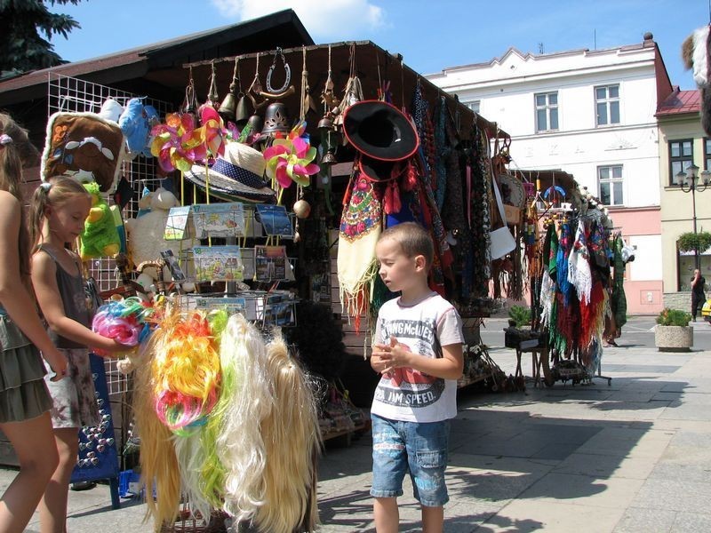 Żywiec: Na rynku odbywa się kiermasz sztuki ludowej w ramach Tygodnia Kultury Beskidzkiej [ZDJĘCIA]