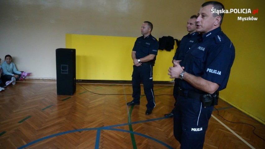 Żarki Letnisko: Uczniowie szkoły podstawowej spotkali się z policjantami. Rozmawiano m.in. o bezpieczeństwie w sieci [ZDJĘCIA]