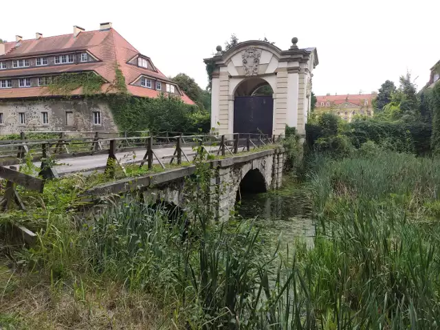 Pałac na wodzie w Radomierzycach to jeden z piękniejszych zabytkowych obiektów w okolicy.