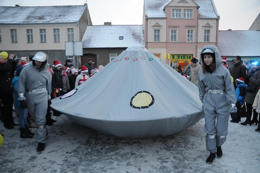 Książ Wlkp.: święty Mikołaj przyleciał w statku kosmicznym. Miejska wigilia na rynku  [ZDJĘCIA]