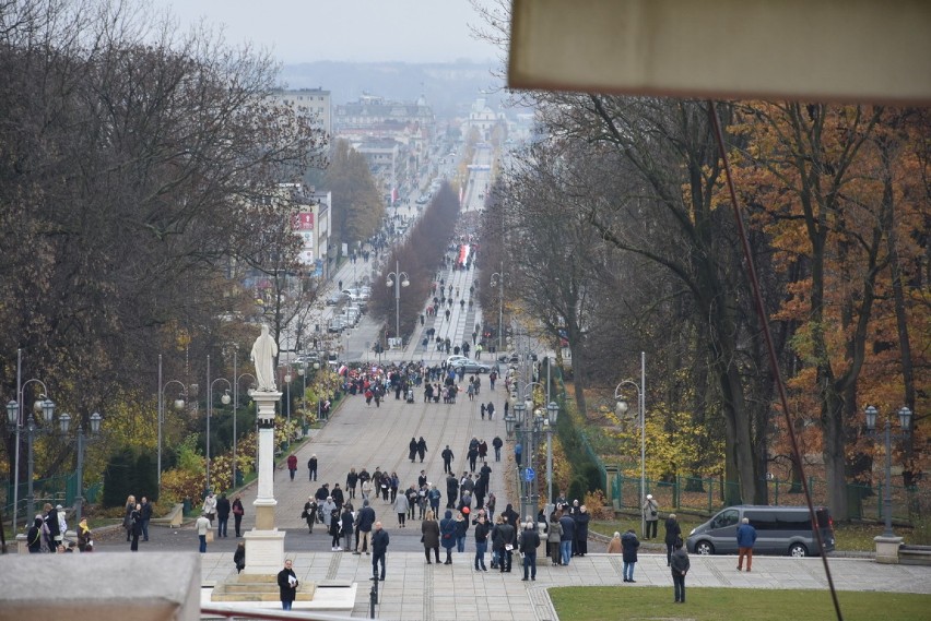 Jasnogórskie Obchody 100-lecia Odzyskania Niepodległości z udziałem uczniów szkół z powiatu lublinieckiego i komandosów z Lublińca ZDJĘCIA