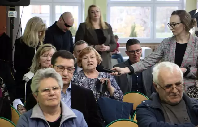 Spotkanie prezydenta Glamowskiego z mieszkańcami Mniszka odbyło się w holu SP 11 na tym osiedlu. Gro z przybyłych stanowili urzędnicy. Byli też radni z tego okręgu.