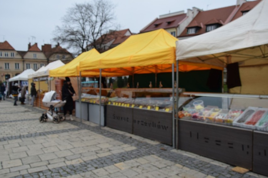 Kiermasz Mikołajkowy w Sandomierzu. Na Rynku stanęły kramy z ozdobami. Można spotkać Mikołaja