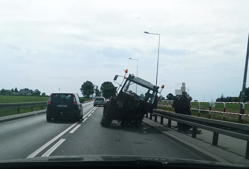 Koło odpadło z ciągnika rolniczego w Pikutkowie (gmina...