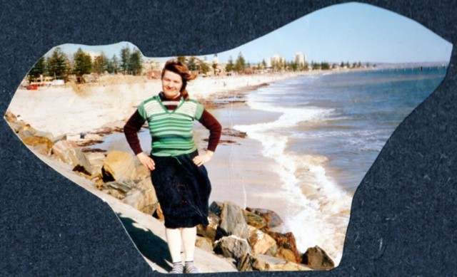 Pani Barbara Halina Gula podczas pobytu na południowym wybrzeżu Australii nad Oceanem Indyjskim.