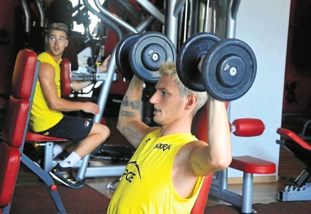 Kacper Piechocki z PGE Skry Bełchatów podczas treningu na siłowni