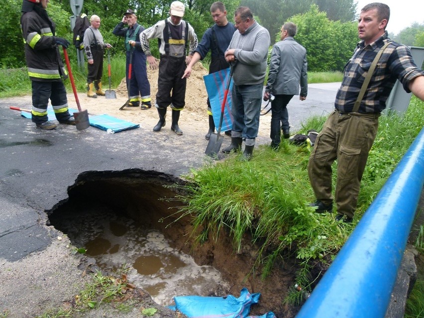 Nieprzejezdna droga ze Sługocic do Inowłodza: Woda podmywa most na Słomiance