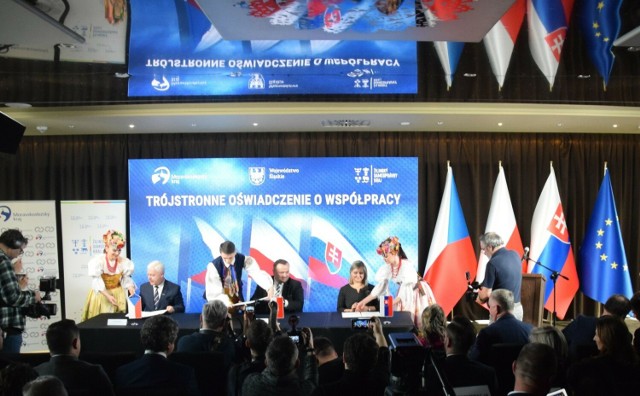 Trójstronne oświadczenie o współpracy pomiędzy Województwem Śląskim a słowackim Samorządowym Krajem Żylińskim i czeskim Krajem Morawsko-Śląskim podpisano dzisiaj w Istebnej.