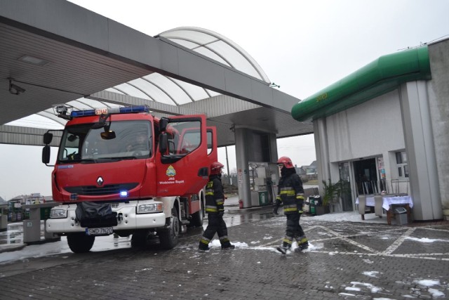 Strażacy gasili budynek sklepu stacji benzynowej