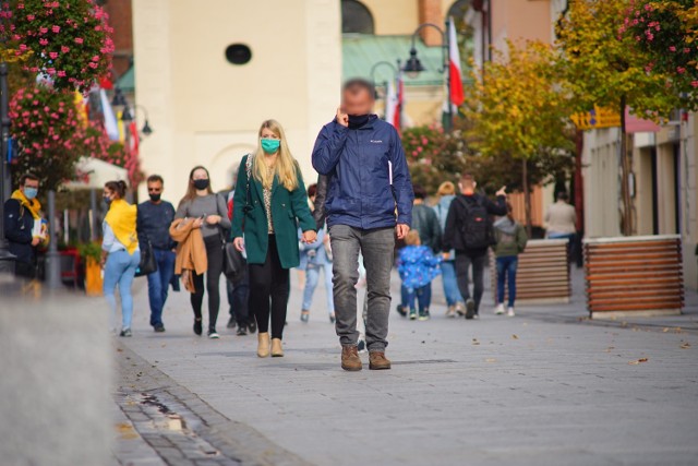 Sobota, 10 października. Ludzie w maseczkach na ulicach Rzeszowa