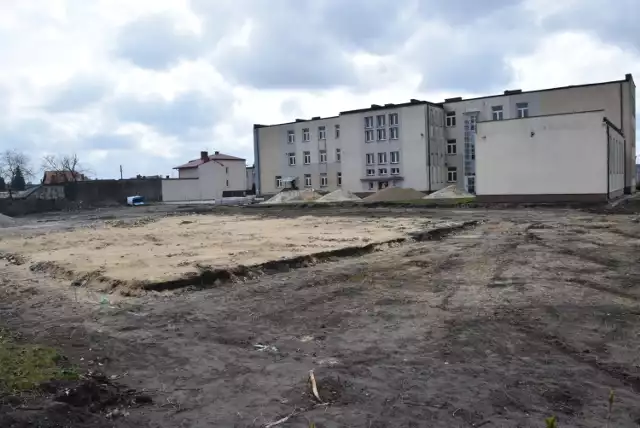 Trwa budowa boiska wielofunkcyjnego przy Szkole Podstawowej numer 2 w Jędrzejowie. Jak idą prace?