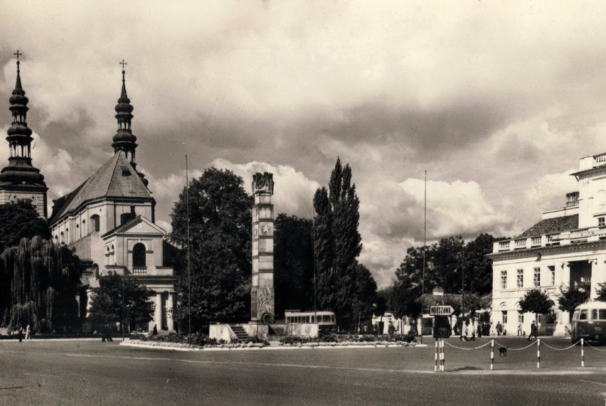 Stary Rynek w Łowiczu. Nieistniejące już pomniki zaborców [ZDJĘCIA]