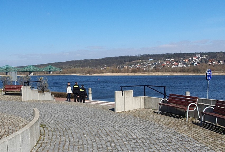 Włamanie do sklepu w centrum Włocławka. Pijany 36-latek ukradł kilka butelek z alkoholem