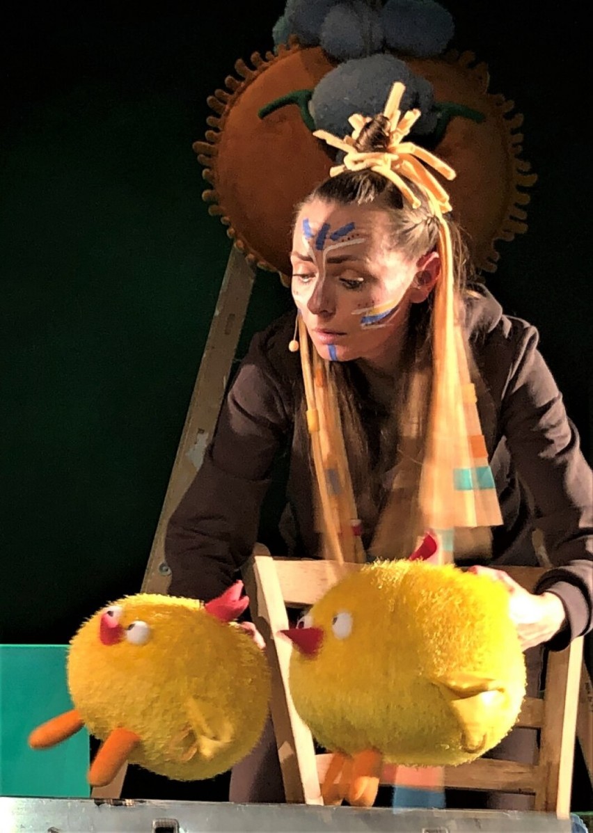 Małe kurczaczki wyruszą w podróż do słońca. Spektakl dla dzieci "U słoneczka w gościach" w Teatrze Miejskim w Lesznie ZDJĘCIA