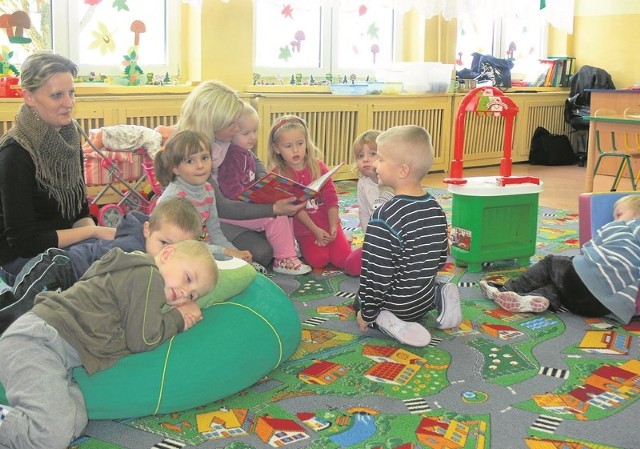 Przedszkolaki z Brzegu, mając do wyboru całą gamę zabawek najchętniej lubią czytane przez panie książki