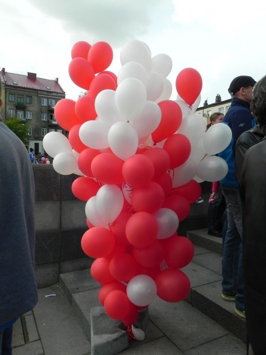 Rynek ostrowiecki ozdobiło 300 biało - czerwonych balonów,...