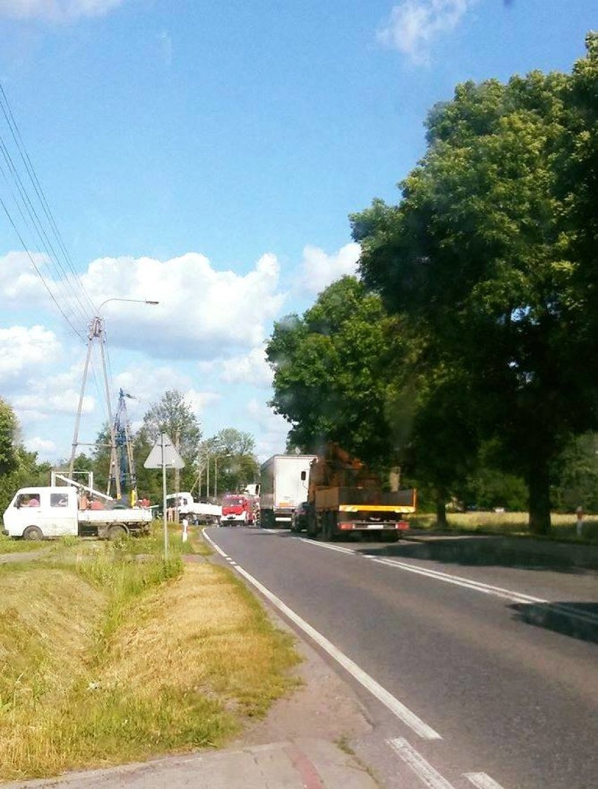 Wypadek w Zaborowie: 85-letni kierowca czołowo zderzył się z cieżarówką