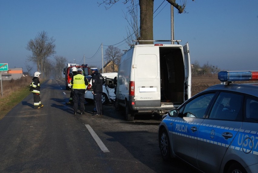 Wypadek w Węgorzewie: jedna osoba nie żyje, są ranni