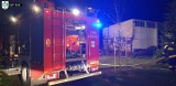 Wieczorny pożar kurnika w Buku. Trzy zastępy strażaków w akcji! [ZDJĘCIA]