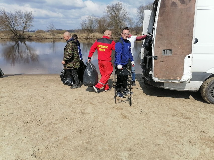 Operacja czysta rzeka w Łomży. Przez kilka godzin zebrano 3 tony śmieci [zdjęcia]