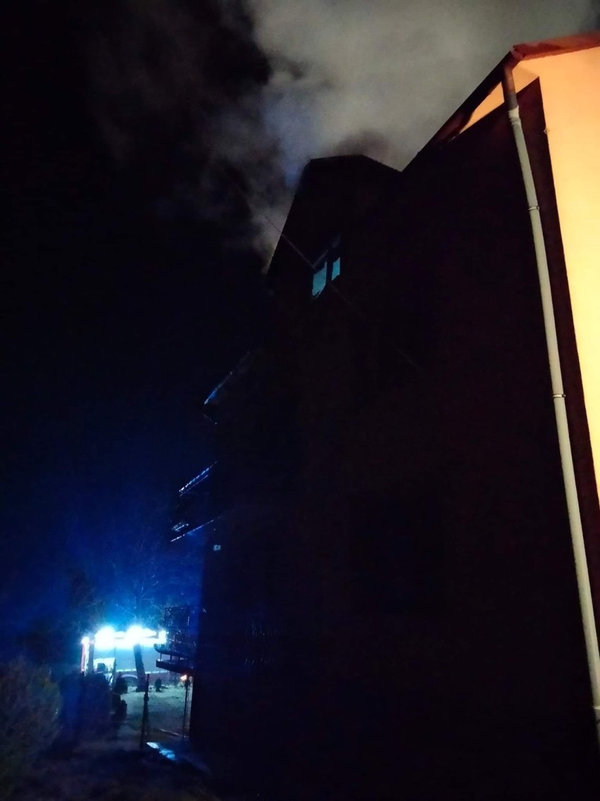 Pożar w Olszynach wybuchł w środku nocy. Strażacy przez trzy...