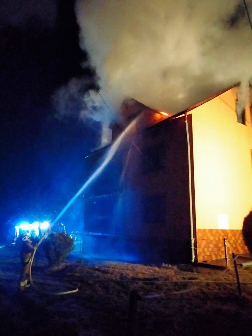 Pożar w Olszynach wybuchł w środku nocy. Strażacy przez trzy...
