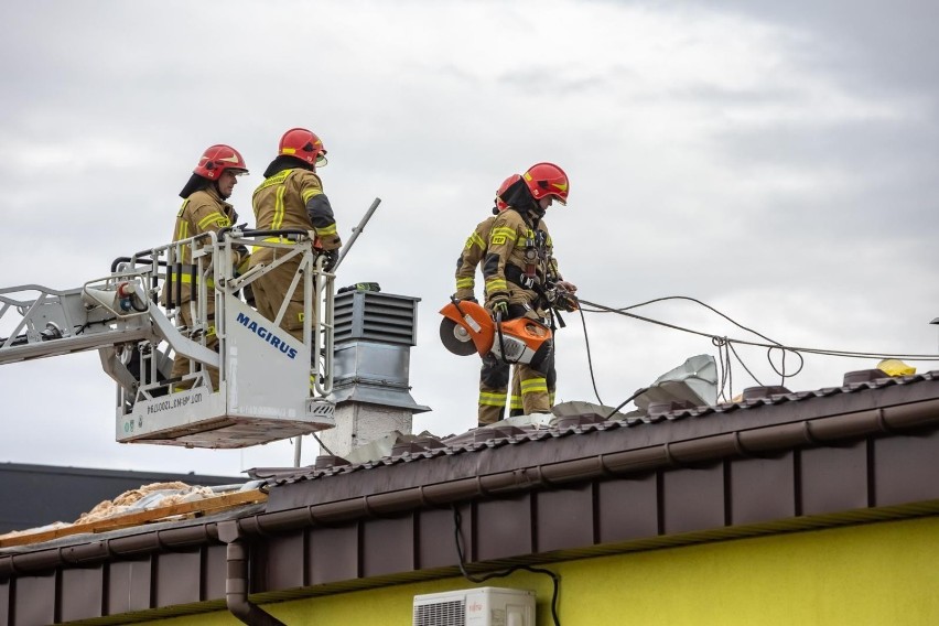 17 lutego wichura zerwała dach z Biedronki w Krakowie na ul....