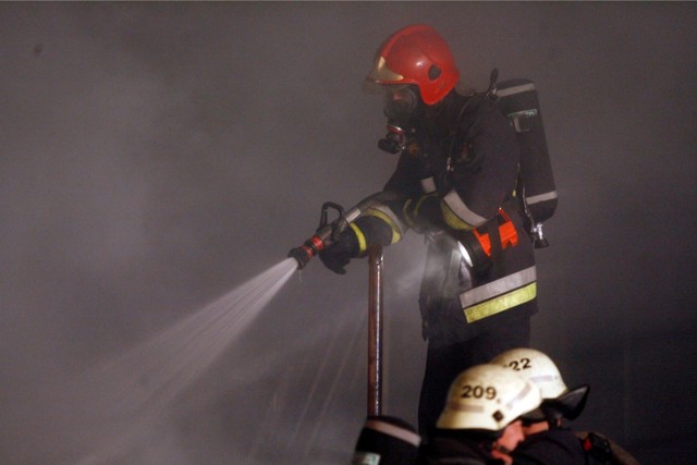 W jednym z bydgoskich mieszkań pojawił się ogień. Na miejsce wezwano dwa zastępy strażaków.