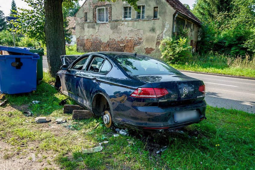 Wałbrzych: Na śmietniku stoi porzucony luksusowy Volkswagen Passat (ZDJĘCIA)
