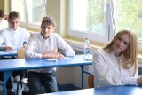 Egzamin ósmoklasisty 2023 w Knurowie. Pisało go 121 uczniów w Miejskiej Szkoły Podstawowej nr 7 - zdjęcia