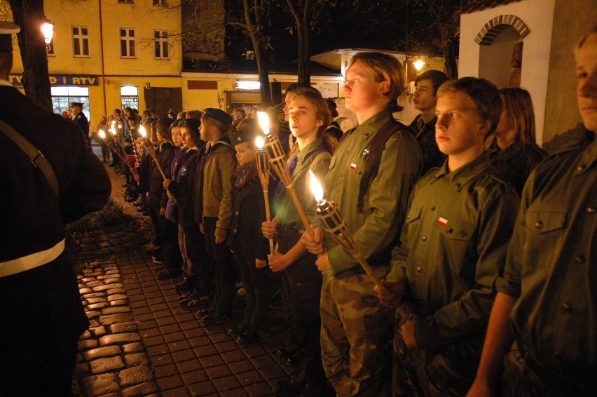 Rocznica odzyskania niepodległości 2012 w Wejherowie - apel na skwerze JP II