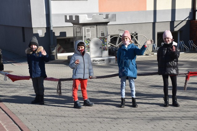 Tak kochają swoją szkołę, że otulili ją szalikiem, żeby było jej ciepło! Wyjątkowa akcja w pleszewskiej "Trójce"