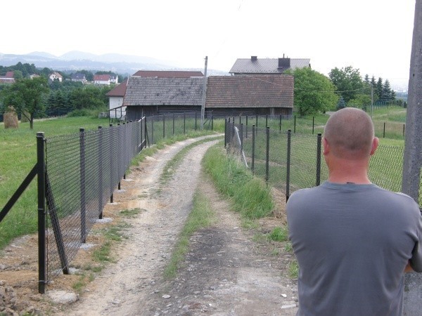 Bogdan Łacny nie chce pokazywać swojej twarzy. W tle sporny odcinek ul. Grabowej