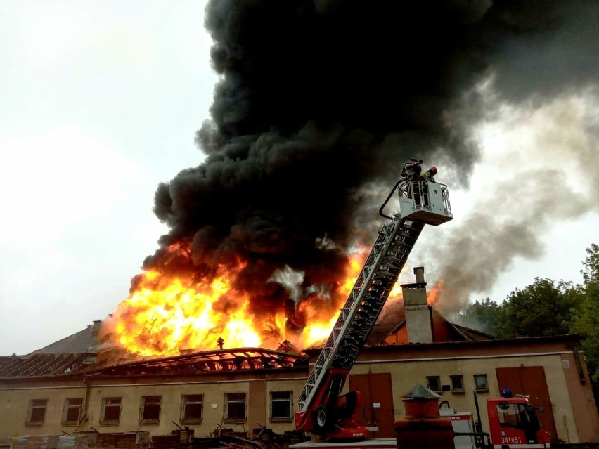 Słupsk: Pożar starej pralni wojskowej. Na miejscu pracuje 9 zastępów straży pożarnej. Zapadła się drewniana konstrukcja dachu. 29.05.2022