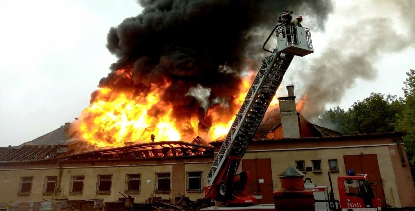 Słupsk: Pożar starej pralni wojskowej. Na miejscu pracuje 9 zastępów straży pożarnej. Zapadła się drewniana konstrukcja dachu. 29.05.2022