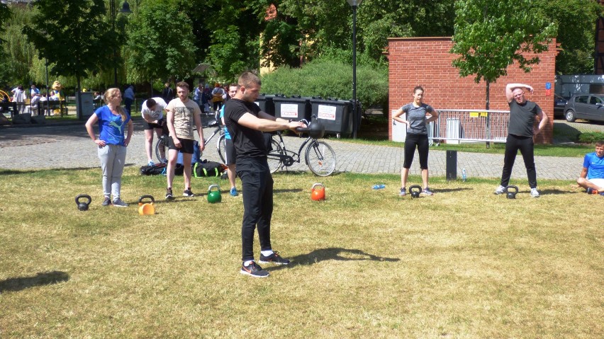 Trening kettlebell z Arkadiuszem Czajkowskim na Wyspie Młyńskiej [zdjęcia, wideo]