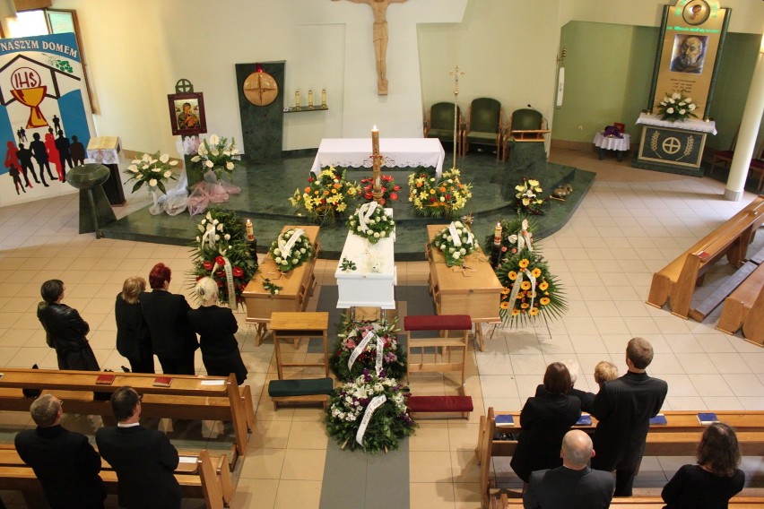 Rodzinny pogrzeb: Pochowano ofiary zbrodni w Jastrzębiu [ZDJĘCIA]