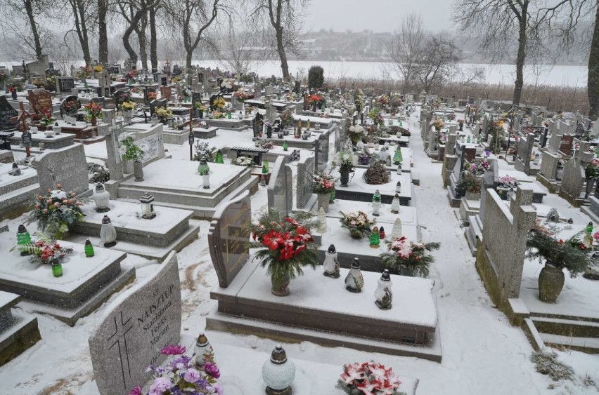 Na tych ścieżkach, na cmentarzu św. Krzyża w Gnieźnie, były...