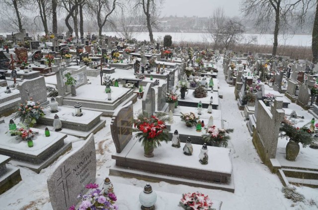 Na tych ścieżkach, na cmentarzu św. Krzyża w Gnieźnie, były porozrzucane ludzkie kości.