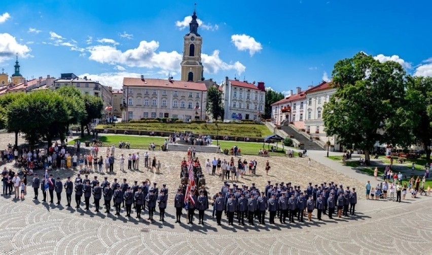 W uroczystej zbiórce uczestniczyli parlamentarzyści,...