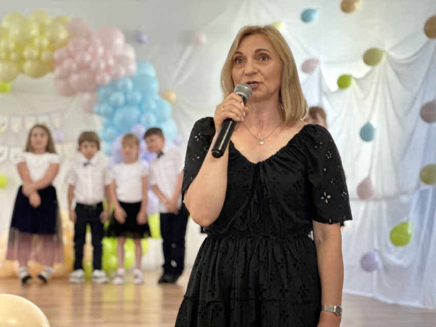 Dzieci kończą rok szkolny i żegnają Annę Szczawińską, długoletnią nauczycielkę