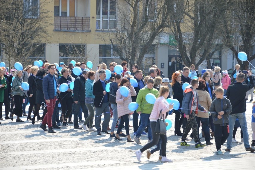Niebieskie baloniki poleciały w niebo. Dzień Świadomości Autyzmu na Rynku w Ostrowcu