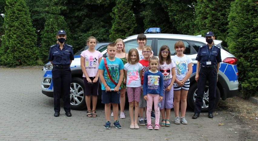 Spotkania wieluńskich policjantów z dziećmi i młodzieżą w ramach "Bezpiecznych Wakacji"