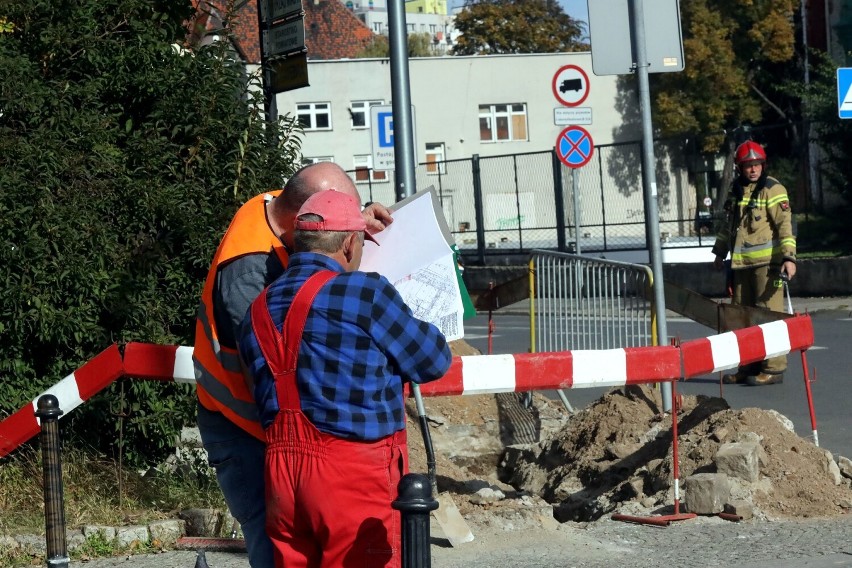 Ulica św. Piotra w Legnicy zablokowana! Uszkodzona rura z gazem ziemnym, zdjęcia