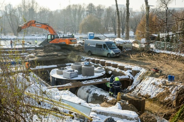 Badania geotechniczne po uszkodzeniu przy moście Pomorskim są jeszcze w toku.