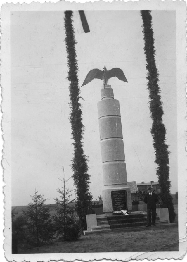 Przedwojenny pomnik Powstańców Śląskich na Czułowie, zburzony we wrześniu 1939 r.